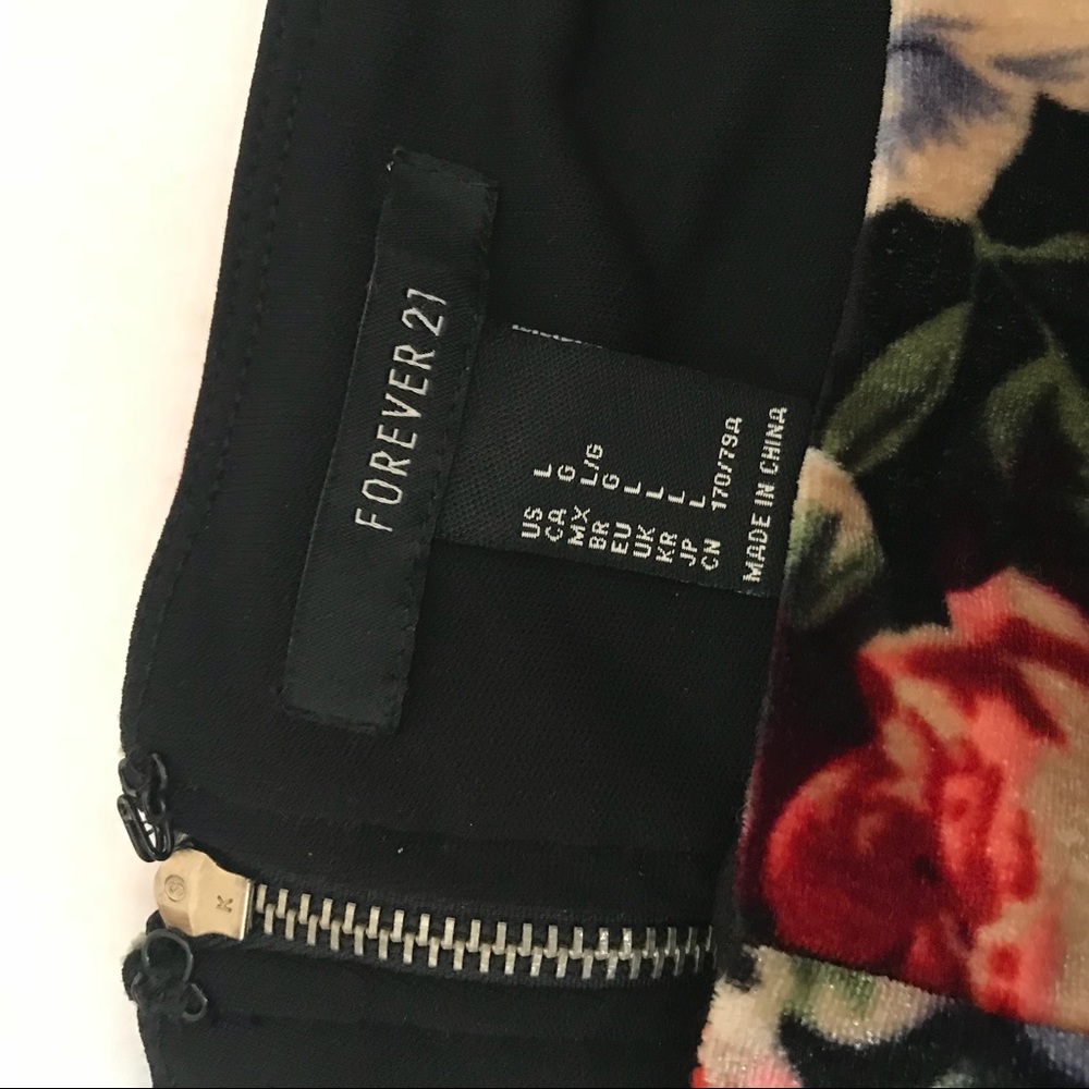 Velvet Floral Shorts with back zipper - L - Picture 5 of 5